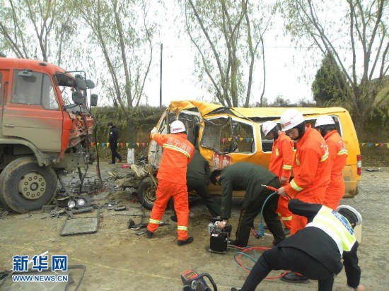 羅山縣車禍?zhǔn)鹿首钚聢蟮溃鹿实攸c揭秘，25日最新消息